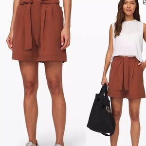 lululemon athletica Women's Rust Tie-Waist noir Shorts size 0 new